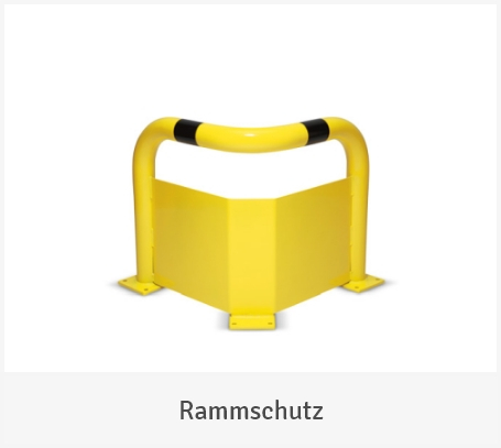Ein gelber Anfahrschutzbügel für Ecken mit schwarzen Warnmarkierungen und integriertem Leitblech auf weißem Hintergrund mit der Unterschrift „Rammschutz“.
