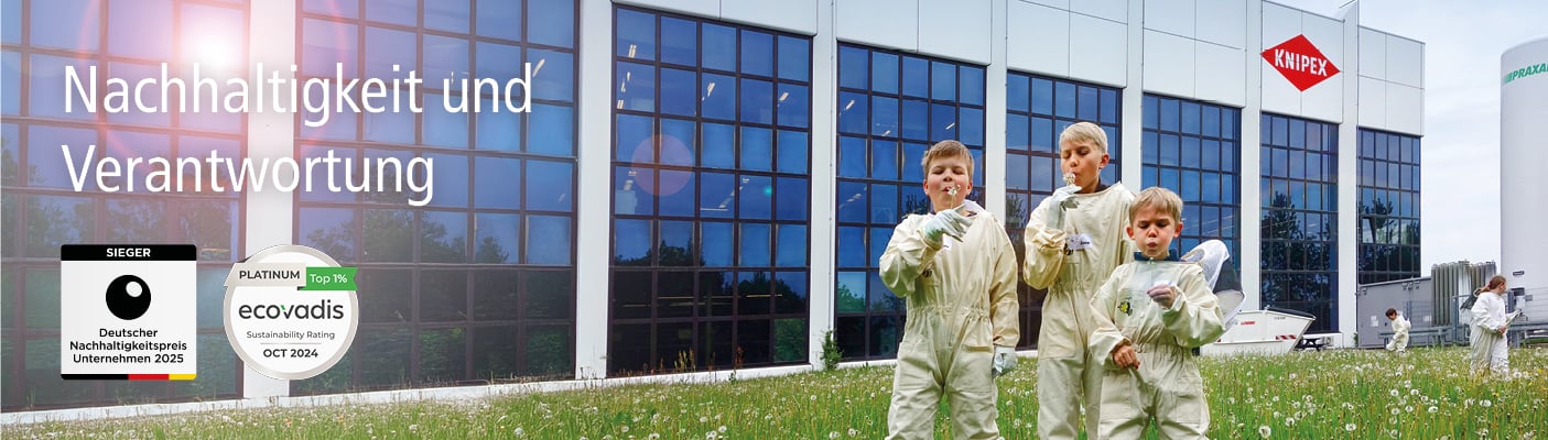 Drei Kinder in Overalls stehen auf einer Grasfläche vor dem modernen Knipex-Gebäude. Der Text lautet: "Nachhaltigkeit und Verantwortung".