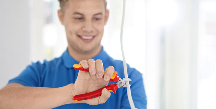 Een tentoonstelling van diverse tangen voor de elektrotechnische branche, met aandacht voor de specifieke gereedschappen en sets die essentieel zijn voor professionele elektriciens.