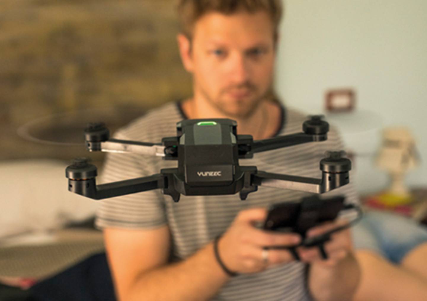 MantisQ - Drone pliable avec caméra et commande vocale