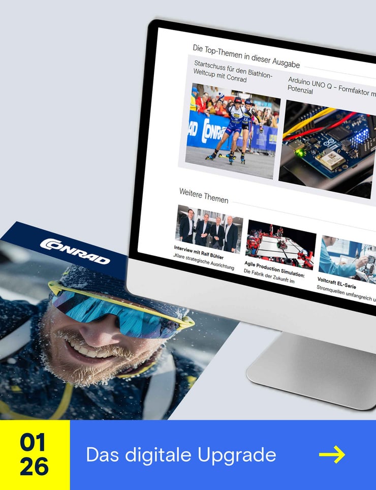 Ein Desktop-Monitor zeigt eine Website mit Themenübersicht, daneben liegt ein Magazin mit Wintersportler auf dem Cover und dem Titel „Das digitale Upgrade“.