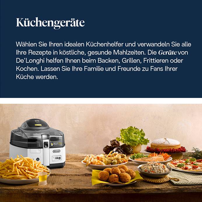Das Bild zeigt im oberen Bereich weißen Text auf dunkelblauem Grund mit der Überschrift "Küchengeräte" und einer beschreibenden Information über De'Longhi Küchenhelfer, während der untere Bereich einen Holztisch mit verschiedenen zubereiteten Speisen wie Pommes, Fleischbällchen, Salat, Kuchen und Pizza sowie einer schwarz-weißen De'Longhi Multifry Heißluftfritteuse zeigt.