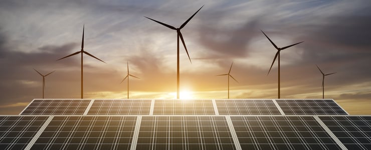 Erneuerbare Energie mit Photovoltaik-Anlagen und Windrädern