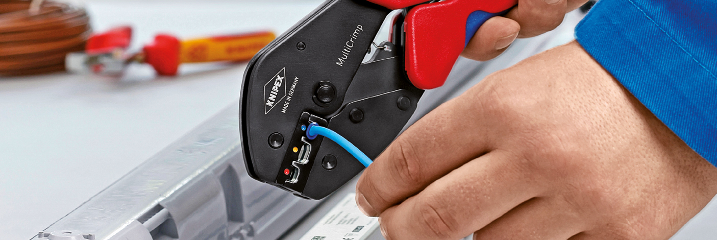 Een uitgebreide foto van verschillende Knipex-krimptangen, met een reeks speciale tangen die zijn ontworpen voor het stevig verbinden van elektrische connectoren met draden.