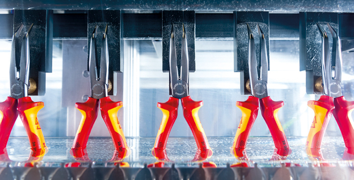 Een visuele weergave van de VDE-testprocedure voor gereedschappen, bijvoorbeeld een afbeelding van een gereedschap dat een hoogspanningstest ondergaat, waarmee de veiligheidscertificering ervan wordt aangetoond.