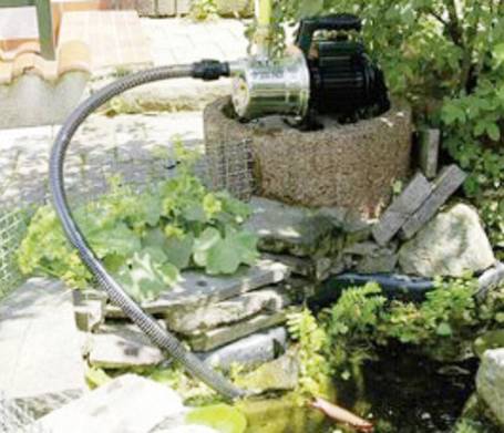 Kreiselpumpe pumpt Wasser aus Teich