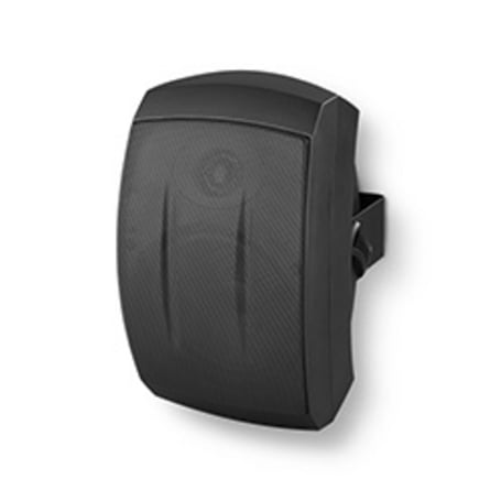 Das Bild zeigt einen rechteckigen, schwarzen Lautsprecher mit abgerundeten Ecken und einem leicht strukturierten Gitter auf der Vorderseite, der mit einer schwarzen Halterung an einer weißen Wand befestigt ist.