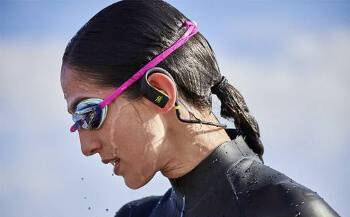 Sportlerin mit On-Ear Kopfhörern
