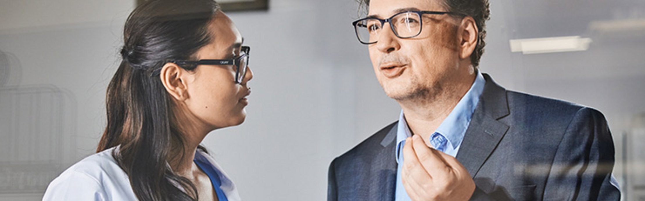 Frau und Mann in einem Gespräch