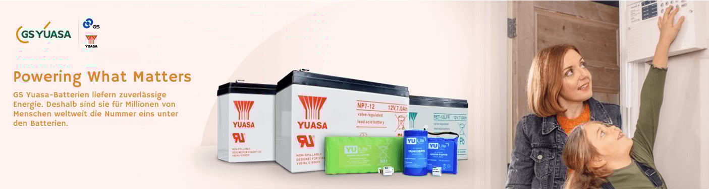  Ein Header-Bild zeigt links das GS YUASA-Logo und den Slogan „Powering What Matters“ neben einer Reihe von Yuasa-Batterien, während auf der rechten Seite eine Frau und ein Kind nach oben zu einem smarten Heimsystem schauen.