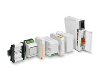 Een rij met verschillende witte elektronische modules is op een witte achtergrond gerangschikt.