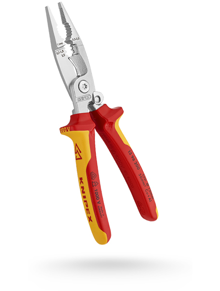 Een gedetailleerde foto van de Knipex-installatietang voor elektrotechniek, een multifunctioneel gereedschap voor knippen, strippen en krimpen, speciaal voor elektrotechnisch werk.