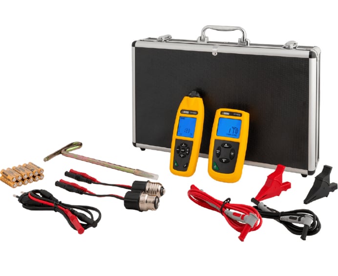 Produktabbildung Chauvin Arnoux CA 6683 LOCAT Leitungssuchgerät.  Ein freigestellter Werkzeugkoffer mit offenem Deckel, der ein gelbes Messgerät, eine Antenne, Adapter, Kabel und Batterien enthält.