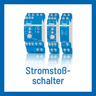 Eine Produktgrafik vor weißem Hintergrund mit blauem Rahmen, die drei blaue Eltako-Hutschienen-Schaltgeräte mit Spiegelung zeigt, darunter steht in blauer Schrift das Wort „Stromstoßschalter“.