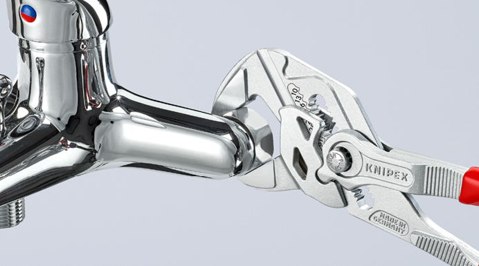 Een close-up van de Knipex-sleuteltang, waarbij de gladde, parallelle bekken goed te zien zijn. Deze kunnen als sleutel functioneren zonder het oppervlak van het werkstuk te beschadigen.