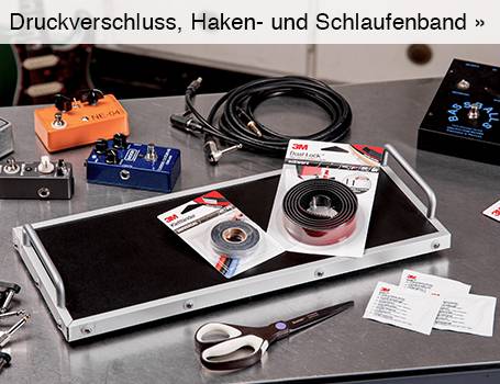  Auf einem Metalltisch liegt ein schwarzes Pedalboard mit silbernem Rahmen, auf dem sich zwei Packungen 3M Dual Lock Druckverschlussband, eine schwarze Rolle Kabel, drei Effektpedale und eine Schere befinden; der Text "Druckverschluss, Haken- und Schlaufenband »" im oberen Bereich des Bildes weist auf eine Weiterleitung hin.
