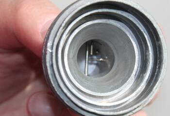 Die eigentliche Antenne des LNBs sind die kleinen Drahtstifte in der Mitte, alles andere ist zum Fokussieren da