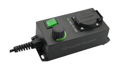 Ansicht eines Wechselspannungsstellers mit schwarzem Kunststoffgehäuse. An der Oberseite befindet sich eine Steckdose mit Abdeckung, darunter ein grüner Power-Knopf und ein Drehregler. Von der Unterseite geht ein Kabel ab.