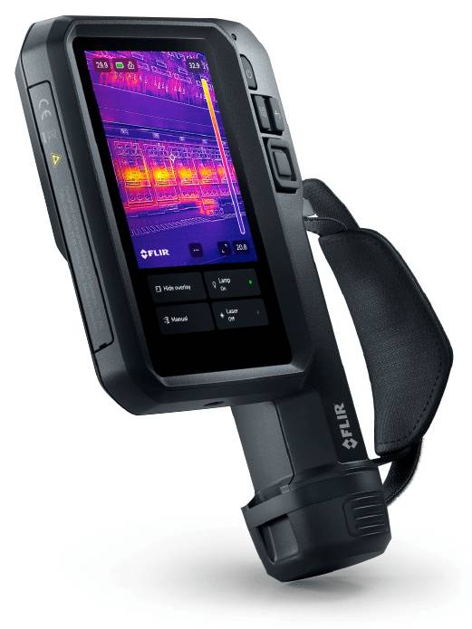 Eine freigestellte FLIR Exx-Serie Wärmebildkamera in schwarzem Gehäuse mit Trageschlaufe, deren Display ein detailliertes Infrarotbild zeigt.