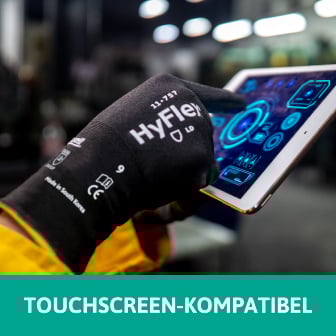 Das Bild zeigt Hände mit Arbeitshandschuhen, die ein Touchpad bedienen. Beim Klick auf das Bild werden Arbeitshandschuhe aufgerufen, mit denen man am Touchscreen arbeiten kann.