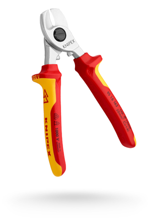 Een open Knipex-kabelschaar met rode en gele geïsoleerde handgrepen staat iets naar rechts gericht op een witte achtergrond.