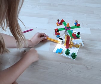 Test spielerisch lernen mit LEGO Education SPIKE Essential