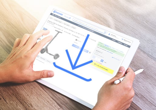 eine Person hält ein Laptop in der Hand und einen Pen - und lädt sich gerade Datenblätter im Conrad Shop runter