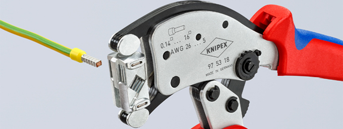 Een gedetailleerd aanzicht van de zelfinstellende krimptang, met de nadruk op het mechanisme dat automatisch de juiste krimpdruk instelt voor verschillende draaddiktes.