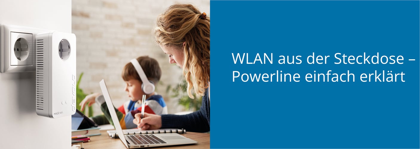 Ein devolo Powerline-Adapter in einer Wandsteckdose neben einer Frau und einem Kind beim Lernen am Laptop, ergänzt durch den Text „WLAN aus der Steckdose – Powerline einfach erklärt“.