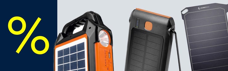 Solare Powerbank, tragbare Solarleuchte und faltbares Solarpanel neben einem Prozentzeichen als Aktionssymbol.