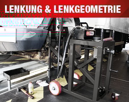 Anwendungsbeispiel einer mobilen KS Tools Hydraulikstation zur professionellen Instandsetzung der Lenkung und Lenkgeometrie an einem LKW unter der Überschrift „Lenkung & Lenkgeometrie“.