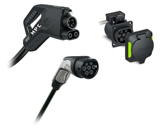 L'image montre trois types différents de connecteurs et de prises de charge pour véhicules électriques sur un fond blanc.