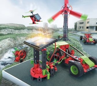 Ein fischertechnik Roboter-Fahrzeug mit Solarpaneelen und einem Windrad in einer grünen Landschaft. Es gibt weitere fischertechnik-Roboter in der Ferne.