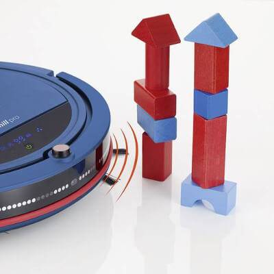 Sensoren verhindern das Anstoßen an beispielsweise Spielzeug und Möbeln.