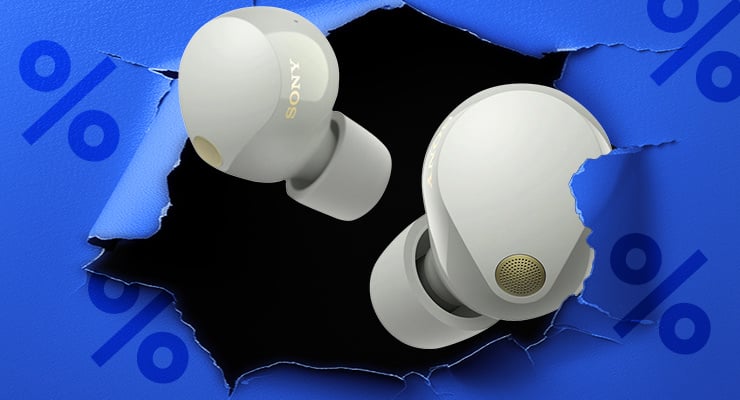 Zwei kabellose In-Ear-Kopfhörer erscheinen hinter einem aufgerissenen blauen Hintergrund.