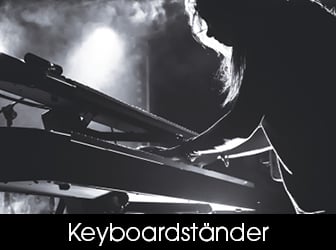 Eine stimmungsvolle Schwarz-Weiß-Silhouette einer Person, die auf einem Keyboard spielt, das auf einem stabilen Keyboardständer steht.