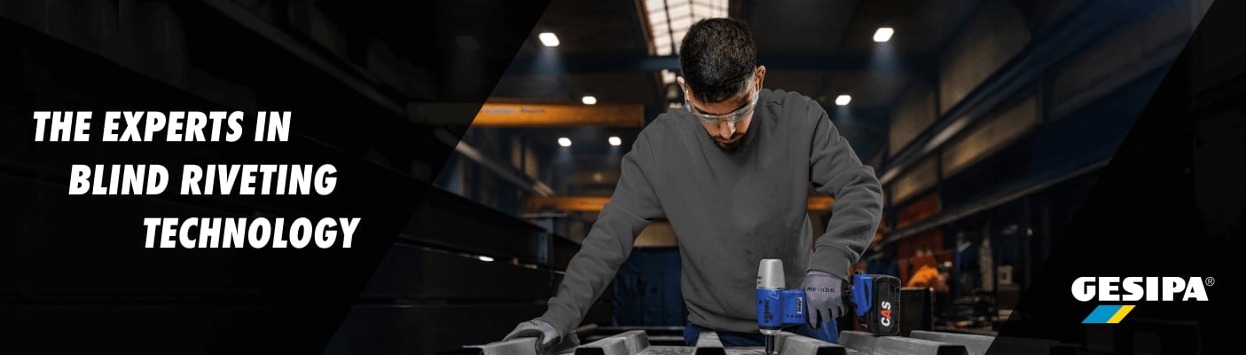 Ein Arbeiter mit Schutzbrille und Handschuhen nutzt ein blaues Nietwerkzeug von Gesipa, um Blindnieten in ein Metallwerkstück zu setzen.