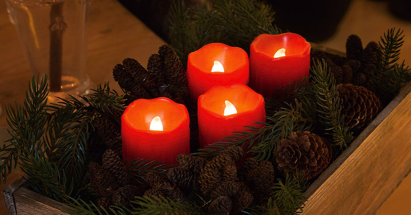 Rote LED-Kerzen mit zerlaufener Wachsoptik mit warm-weissen LEDs