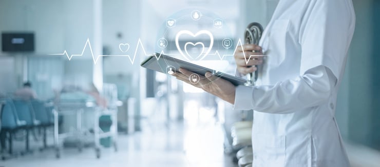 intelligente Vernetzung und datengestützte Prozesse im Smart Hospital - Medizinisches Fachpersonal mit Tablet in Klinikflur