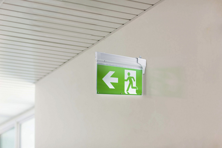 Fluchtwegschild in einem Laborgebäude für mehr Laborsicherheit