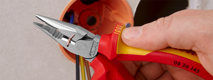 Een close-up van een Knipex-puntcombinatietang, met een gedetailleerd beeld van de smalle, puntige bekken. Deze zijn ideaal voor het werken op krappe plekken en hebben ook een knipfunctie.