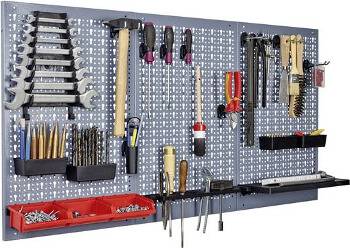 Lochwände mit Eurolochung haben Lochabstände von 15/30/45 mm.
