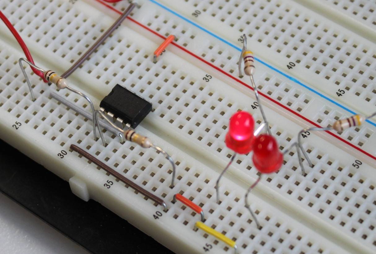 Steckplatine mit Versuchsschaltung