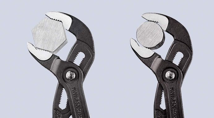 Een detailfoto van de Knipex-waterpomptang, met zijn robuuste, gekartelde bekken en het drukknopverstelmechanisme voor het stevig vastgrijpen van buizen en moeren van verschillende afmetingen.