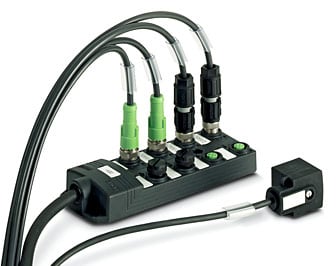 L'image montre une boîte de jonction électrique avec plusieurs câbles connectés.