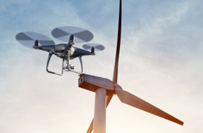 Drohne für Vermessung und Inspektion in der Nähe eines Windrads