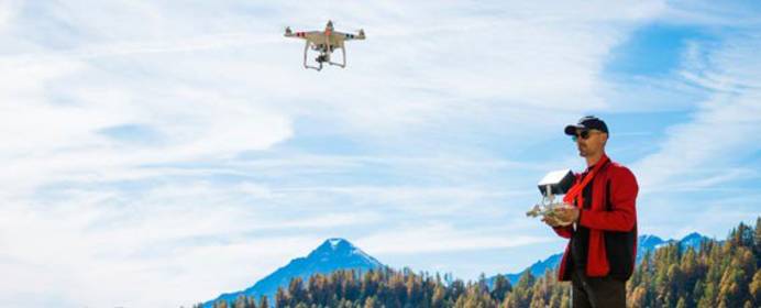 Quadrocopter wird von Erwachsenem gesteuert