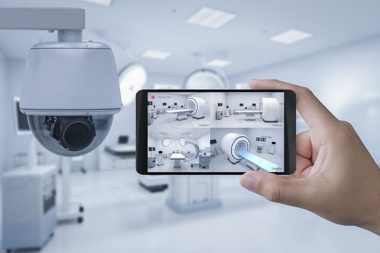 Überwachung eines Spitals per Smartphone mit mehreren Kameraperspektiven eines MRT-Raums.