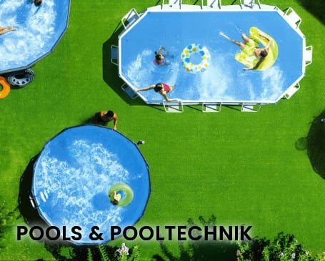 Das Bild zeigt zwei Pools, die auf einer grünen Rasenfläche stehen. Im größeren Pool schwimmen mehrere Kinder mit Schwimmreifen, während im kleineren Pool eine einzelne Person mit einem Schwimmreifen ist. Das Bild vermittelt eine fröhliche Atmosphäre und Spaß beim Wasserspielen. Unten im Bild steht der Text "POOLS & POOLTECHNIK".  Bei Klick auf das Bild werden Produkte der Marke Intex aus dem Bereich Pools und Pooltechnik aufgerufen.