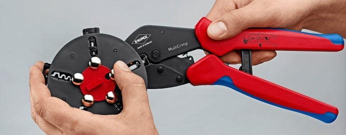 Een afbeelding van een vierdoorn-krimptang, die het unieke ontwerp laat zien dat zorgt voor een symmetrische, hoogwaardige krimp op adereindhulzen.